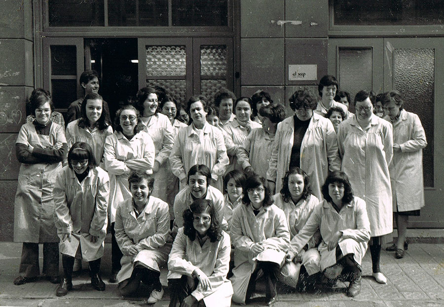Fotografía de las usuarias posando delante de la Fundación El Xop en la caller Doctor Dou.