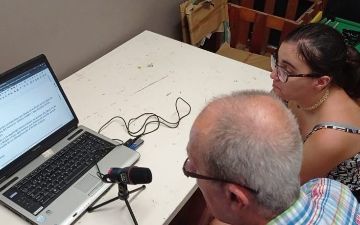 Dos usuarios durante la emisión de radio de El Xop.