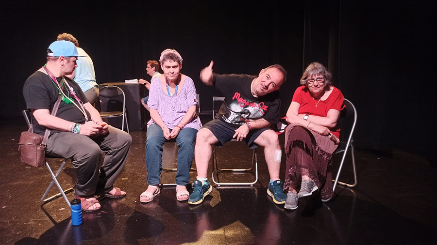 Fotografia de 4 usuaris durant l'assaig d'una obra de teatre.