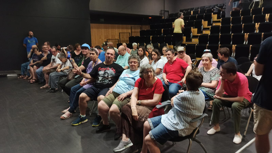 Fotografía de los usuarios de El Xop durante un ensayo de teatro sentados en la platea.