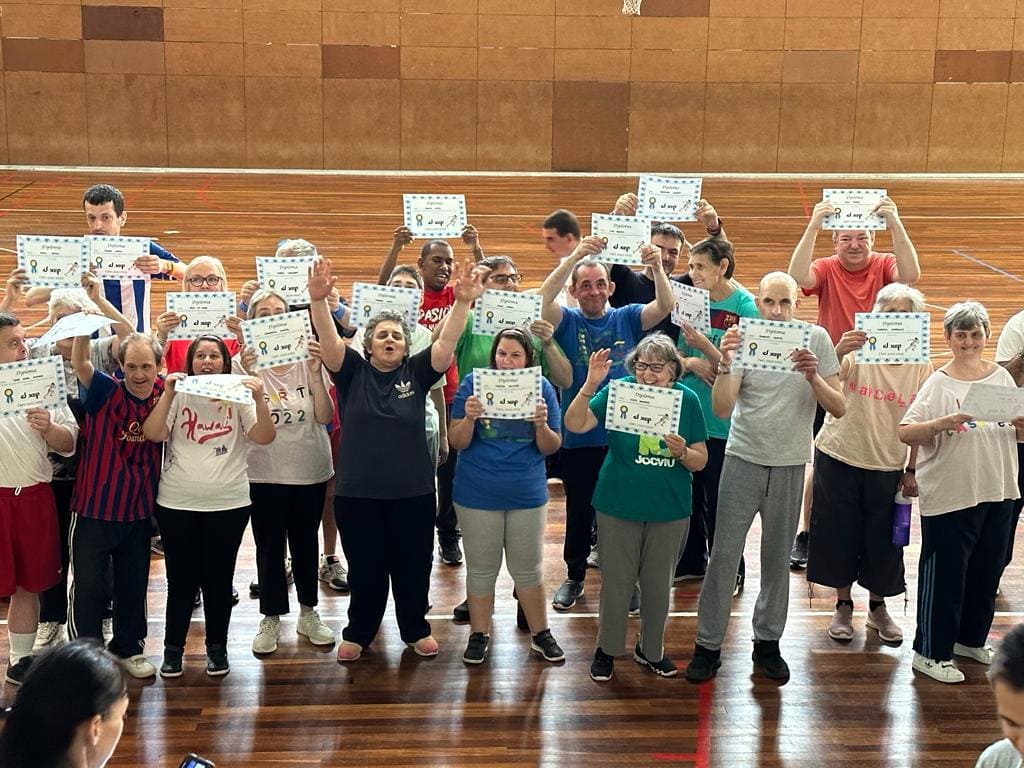 Fotografia dels usuaris ensenyant el seu diploma durant la celebració de fi de curs