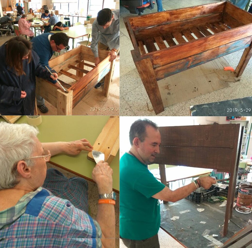 Diverses fotografies d'usuaris del Xop vernissant un moble de fusta