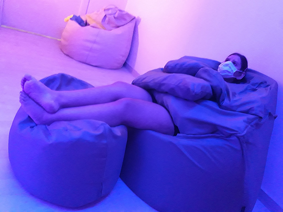 Fotografia d'una usuària estirada en el puff propioceptiu a la sala multisensorial