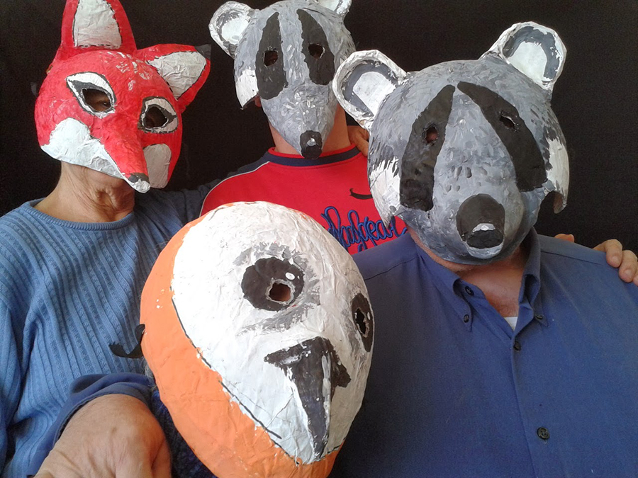 Fotografía de integrantes del grupo de teatro de El Xop con máscaras de diferentes animales.