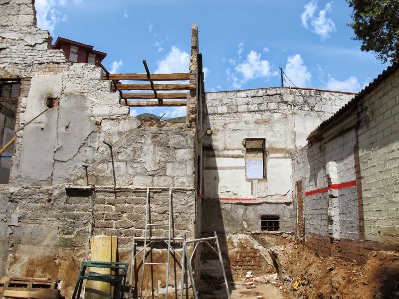 Fotografia de l'edifici derruït de Les Casetes des del jardí