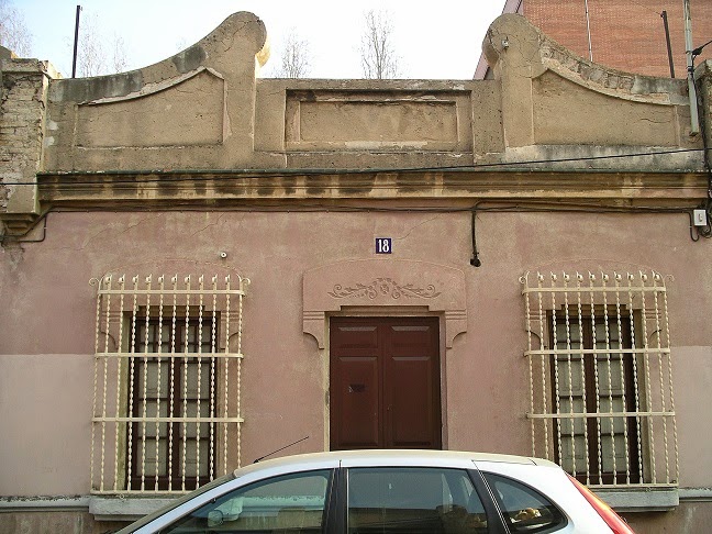Fotografia de la façana de la llar-residencia abans de la seva rehabilitació